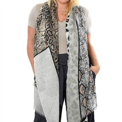 Wear an Autumn scarf with style #autumnscarf #16waystowearascarf https://www.style-yourself-confident.com/autumn-scarf-with-style.html