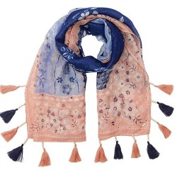 Wear an Autumn scarf with style #autumnscarf #16waystowearascarf https://www.style-yourself-confident.com/autumn-scarf-with-style.html