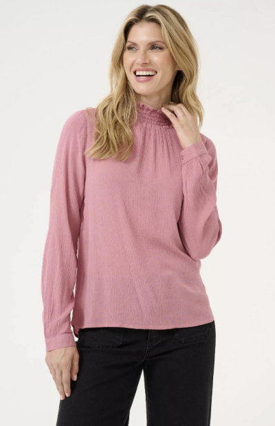 Pink wakes up Winter #pinkwakesupwinter #pinkforspring #pinkandneutrals https://www.style-yourself-confident.com/pink-wakes-up-winter.html