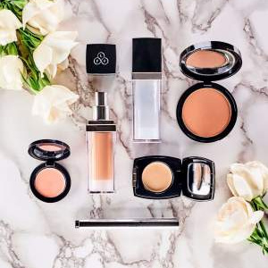 Makeup for mature skin #makeupformatureskin #matureskin #lookfabulousforever https://www.style-yourself-confident.com/makeup-for-mature-skin.html