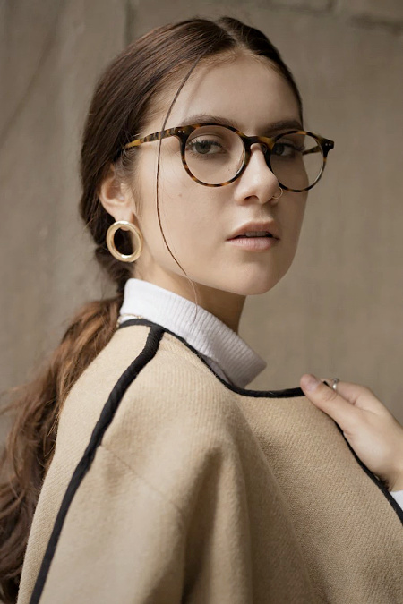 Subtle use of Color wearing neutrals #subtleuseofcolor #wearingneutrals https://www.style-yourself-confident.com/subtle-use-of-color.html