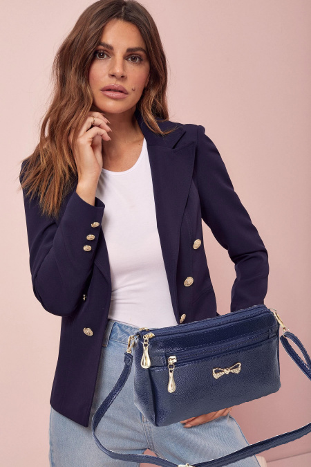 Subtle use of Color wearing neutrals #subtleuseofcolor #wearingneutrals https://www.style-yourself-confident.com/subtle-use-of-color.html