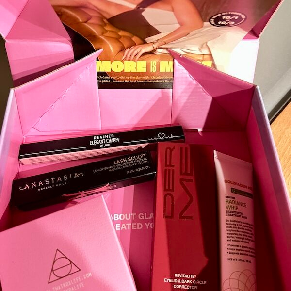 The Spotlight Team - your style 211 #25waystosavetimeinmorning #cosmeticbox #brownandblack #pathoflife https://www.style-yourself-confident.com/your-style-211.html